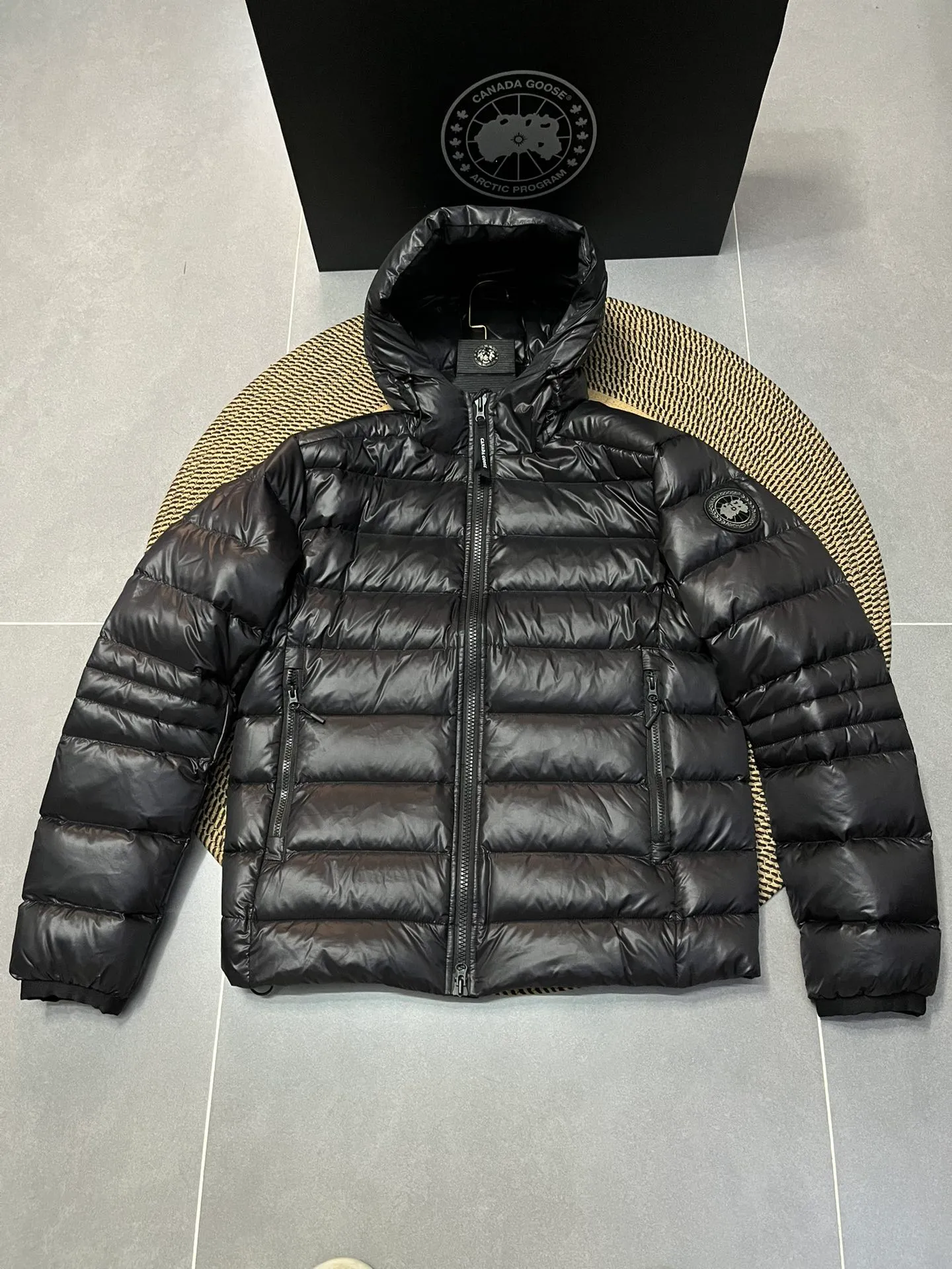 P860 Top 🔥purchase version 𝘾𝘼𝙉𝘼𝘿𝘼 𝙂𝙊𝙊𝙎𝙀/Canada Goose 2227 thin and light model. It’s super lightweight and doesn’t feel any weight on your upper body at all! Show more temperament‼  Canada Goose, a Canadian brand, has always been recognized as the warmest down jacket. Various Instagram celebrities, Internet celebrities, and celebrities often wear it for street photos. I make Canada Goose every year, but I still can’t get rid of my love for the goose. No matter how cold the winter is, there is no need to be afraid. Canada Goose is the legendary warmest down jacket and is known as a must-have for Arctic outdoor sports! The most popular down jacket in the world, celebrities are rushing to buy it, it is a must-have! Size: S-2XL Color: silver gray (red label) silver gray (black label), black (red label), black (black label), dark blue